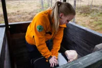 Anne Mette Sveen (Norsk Folkehjelp Rena) trener på førstehjelp under en øvelse på Elverum tidligere i år.