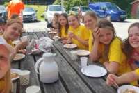 50 barn mellom åtte og tolv år har i år deltatt på sommerleiren og tilbakemeldingene fra barn og foresatte har vært svært gode.