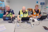 Odd Harald Johansen (i midten) med makker Esben Olsen og en kollega fra Norske Redningshunder i KO.