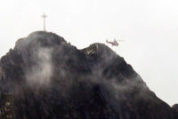 Et redningshelikopter flyr over Giewont-fjellet i Polen i august 2019. Denne dagen ble 150 personer skadd etter at lynet traff korset og spredte seg videre i kjettingene som turgåere bruker til å komme seg opp på toppen.