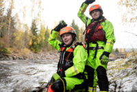 – Jeg trives veldig godt i vann, og synes dette er utrolig gøy, sier Julia Myki (til høyre) fra Norsk Folkehjelp Rena. Her er hun sammen med Heidi Søreide Sveen klar til å øve på kasteline.