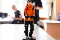 Figuren med ett av Norsk Folkehjelp Strand og Forsands mannskaper som modell, er laget etter inspirasjon fra den islandske redningstjenesten.