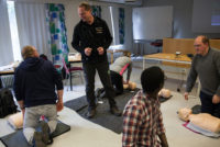 Førstehjelpsinstruktør Alf Robert Nyborg Haaland fra Norsk Folkehjelp Asker og Bærum hjelper Nedre Glomma med å utdanne sanitetsmannskaper.