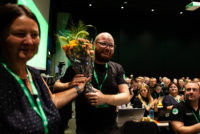 Vegard Eidissen Lindbæk gratuleres med blomster på landsmøtet.