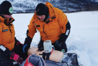 Mannskaper i Norsk Folkehjelp Tromsø tester mekanisk kompresjon under skikkelige vinterforhold. Denne type verktøy har ikke vært brukt blant frivillige tidligere, og fikk også oppmerksomhet i lokal presse.
