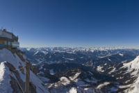Dachstein-massivet er et populært reisemål i Østerrike, og gondolbanen som du ser til venstre i bildet gjør fjellene tilgjengelig for enda flere.
