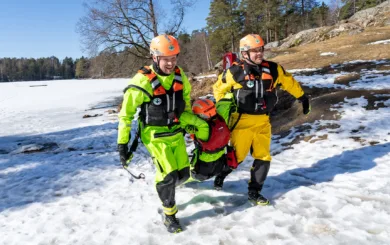Vannredderne Bendik Westby Evensen og Kristoffer Kleven øver på redning med Julia Myki på åpningen av årets påskeberedskap.