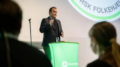 Hans-Petter Aasen, statssekretær i Justis- og beredskapsdepartementet, taler til deltakerne på Fagkonferanse Sanitets og Sanitetsungdom.