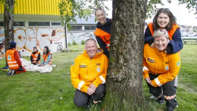 Ny og gammel ledelse i Sanitetsungdommen i Stavanger: Oddgeir og Janniche Dagsland har ledet ungdomsarbeidet siden 2018. Nå overlates styringen mer og mer til ny voksenleder Victoria Dagsland (t.h.) og ny ungdomsleder Ane Nilsson Horneland (t.v.).