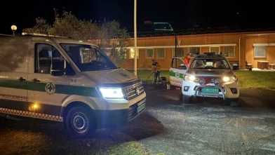 Mannskaper setter opp utstyret som skal gi Tolga omsorgstun mobildekning og internett.