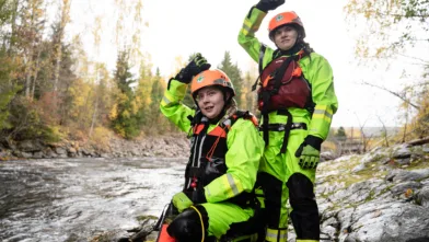 – Jeg trives veldig godt i vann, og synes dette er utrolig gøy, sier Julia Myki (til høyre) fra Norsk Folkehjelp Rena. Her er hun sammen med Heidi Søreide Sveen klar til å øve på kasteline.