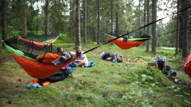 Ungdommene fra Norsk Folkehjelp Hamar koste seg på hengekøyetur under nasjonal overnattingshelg.