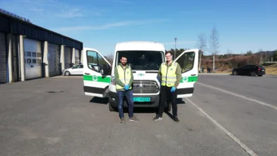 Sina Hassani og Filip Landrø i Norsk Folkehjelp Lørenskog har bidratt med matutlevering til folk i karantene eller isolasjon. – Jeg vil bidra med det jeg kan, slik at de mest sårbare i samfunnet vårt også blir tatt godt vare på i denne krisen, sier Filip Landrø.