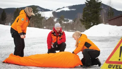 Linda Rasch Larsen og Anne Marie Engelstad fra Norsk Folkehjelp Moelv og Omegn tar akutthjelperkurset sammen med frivillige fra Røde Kors.