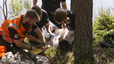 Årets kull med operative ledere er ute og trener på pasientbehandling i ulendt terreng.