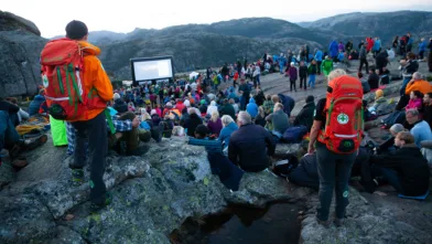 Preikestolen har sjelden vært like folksom som denne kvelden.