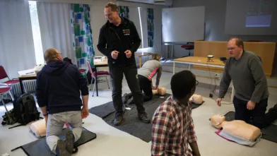 Førstehjelpsinstruktør Alf Robert Nyborg Haaland fra Norsk Folkehjelp Asker og Bærum hjelper Nedre Glomma med å utdanne sanitetsmannskaper.