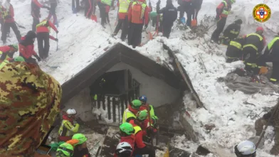 Den italienske redningstjenesten fikk en stor utfordring da et snøskred traf Hotel Rigopiano i Italia i fjor. Siste overlevende ble funnet 69 timer etter at skredet gikk.