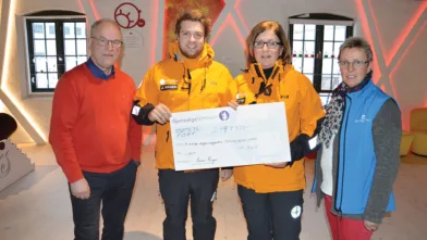 Jonas Vikran Hagen og Runi Putten fra Norsk Folkehjelp mottok sjekken på vegne av FORF-organisasjonene. På hver sin side har de Hans Seierstad og Inger Amb fra Gjensidigestiftelsen.