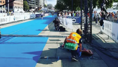 En løper får tilsyn ettermålgang på Oslo Maraton. Ute i løypa foregikk et mer alvorlig drama.