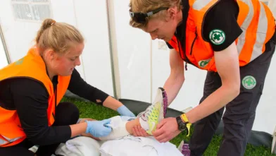 Mannskaper fra Norsk Folkehjelp behandler en skade under Norway Cup i 2016.