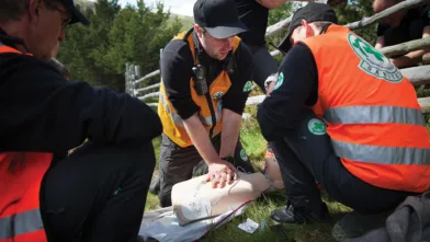Norsk Folkehjelps førstehjelpsprosjekt «med hånden på hjertet» fikk i juni 490.000 kroner i støtte fra Extrastiftelsen.