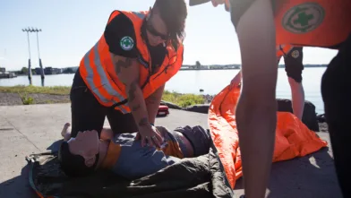 Trening er viktig for å kunne handle riktig ved en hjertestans, og mange av Norsk Folkehjelps mannskaper trener på HLR flere ganger i året.