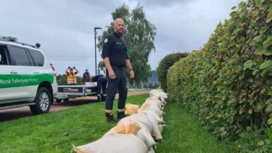 Frivillige fra Horten og Drammen stablet 1000 sandsekker for å sikre et borettslag ved Drammenselva.