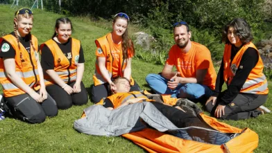 Instruktør Espen Bruun forklarer hva Nora Hyllestad (Harstad), Åse Byberg (Hå), Una Munkvold (Tromsø) og Agatha Frøya Silva Hjelte (Arendal) må gjøre for å redde Damian Mateusz Wulkiewicz (Oslo) fra hypotermi.