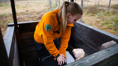 Anne Mette Sveen (Norsk Folkehjelp Rena) trener på førstehjelp under en øvelse på Elverum tidligere i år.