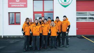 Delegasjonen fra Norsk Folkehjelp på årets Rescue-konferanse utenfor lokalene til Grindavík, som ligger i utkanten av Reykjavik.
