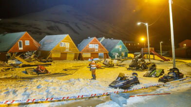 Skredet som traff bebyggelsen i Longyearbyen på Svalbard i 2015, tok to menneskeliv. Det er nå laget nye skredkort for skred mot bygninger.