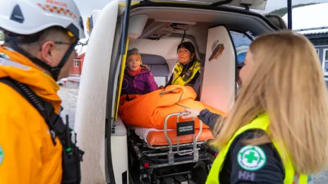 Sanitetsungdom Emilie Knudsen er markør under en felles øvelse med lokallagene i Åmli og Arendal.