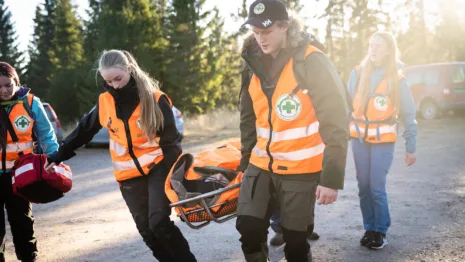 Evakuering av pasient var blant det ungdommene trente på i løpet av actionhelgen.