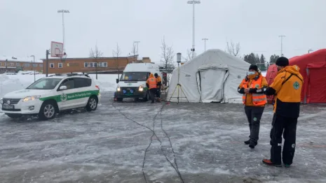 Mannskaper klare til innsats på Gjerdrum.