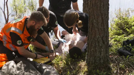 Årets kull med operative ledere er ute og trener på pasientbehandling i ulendt terreng.