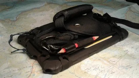 Man kan sikre nettbrettet til holderen med en tynn snor.
