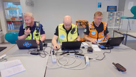 Odd Harald Johansen (i midten) med makker Esben Olsen og en kollega fra Norske Redningshunder i KO.