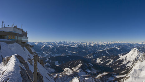 Dachstein-massivet er et populært reisemål i Østerrike, og gondolbanen som du ser til venstre i bildet gjør fjellene tilgjengelig for enda flere.