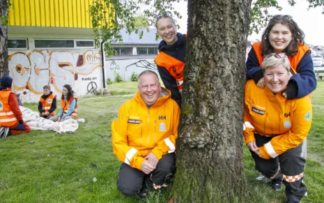 Ny og gammel ledelse i Sanitetsungdommen i Stavanger: Oddgeir og Janniche Dagsland har ledet ungdomsarbeidet siden 2018. Nå overlates styringen mer og mer til ny voksenleder Victoria Dagsland (t.h.) og ny ungdomsleder Ane Nilsson Horneland (t.v.).