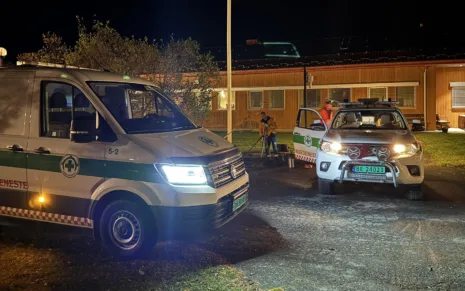 Mannskaper setter opp utstyret som skal gi Tolga omsorgstun mobildekning og internett.