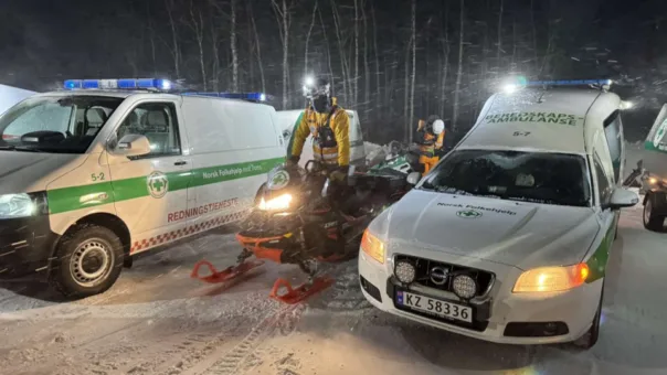 Mannskaper gjør seg klare til innsats i Rostadalen.