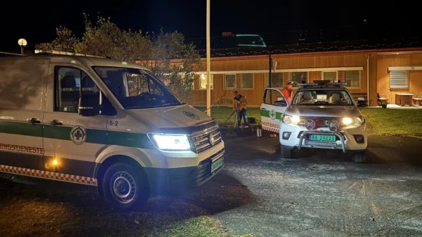 Mannskaper setter opp utstyret som skal gi Tolga omsorgstun mobildekning og internett.