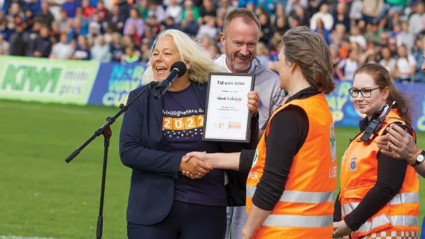 Siw Lilly Osmundsen og Camilla Acklam mottok prisen fra Birgitte Brekke i Frivillighetens år.
