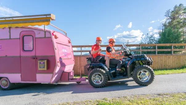 Norsk Folkehjelp har vært på Utøya i fem uker i sommer. Ett av høydepunktene var fotballkampen mellom AUF of Arbeiderpartiet under Utøyafestivalen.