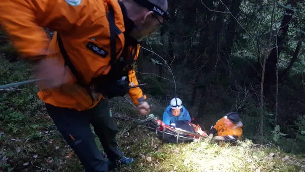 Sikring med tau kan være nødvendig for å flytte ei båre trygt i bratt lende.