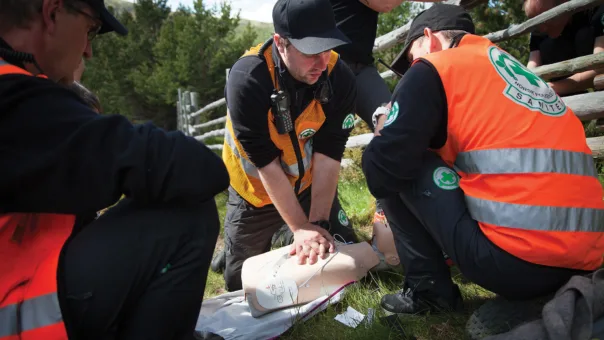 Norsk Folkehjelps førstehjelpsprosjekt «med hånden på hjertet» fikk i juni 490.000 kroner i støtte fra Extrastiftelsen.