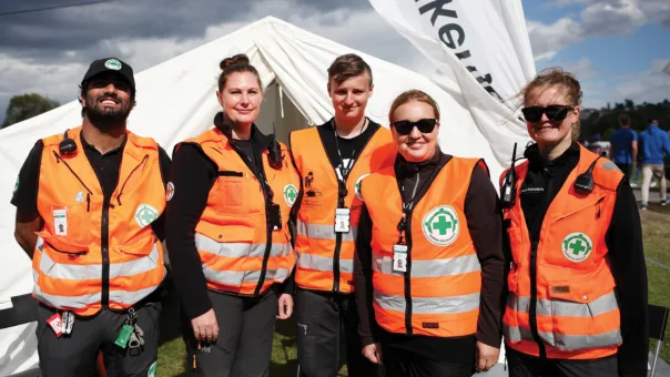 Mannskaper fra 14 lokallag var med på årest Norway Cup. Fra venstre: Saboor Arif (Norsk Folkehjelp Asker og Bærum), Kathrine Østbye (Norsk Folkehjelp Lørenskog), Mathias Bjørkholen (Norsk Folkehjelp Rena), Magdalena Sikora og Connie Violet Lindås (Norsk Folkehjelp Oslo).