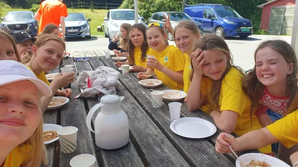 50 barn mellom åtte og tolv år har i år deltatt på sommerleiren og tilbakemeldingene fra barn og foresatte har vært svært gode.