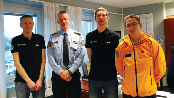 Den nye redningsgruppa i Bodø møter politiet for å melde seg til tjeneste.